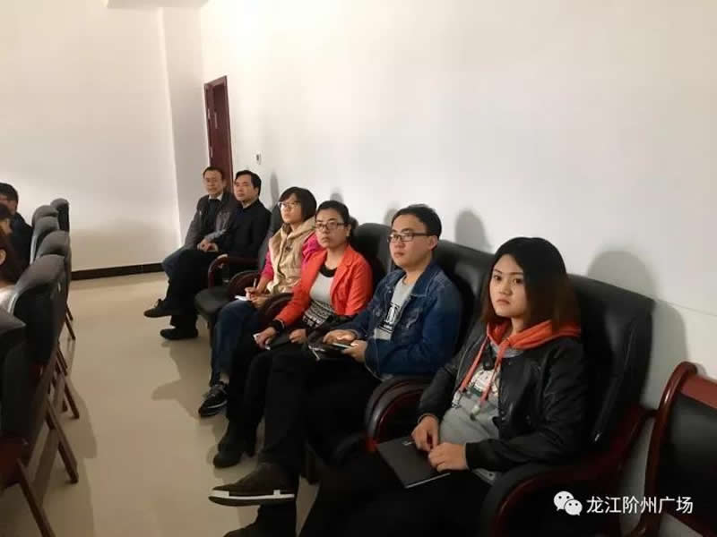 市龍江城鄉發展集團公司組織干部職工收看十九大開幕會直播