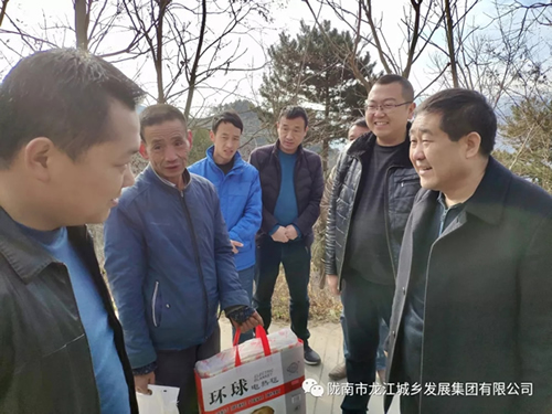 市龍江集團在文縣橋頭鎮安子坡村開展“解難題、辦實事、送溫暖”活動