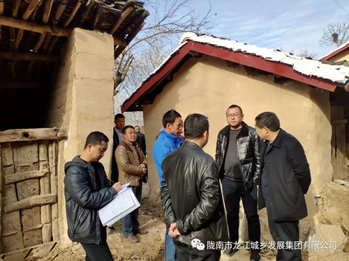 市龍江集團在文縣橋頭鎮安子坡村開展“解難題、辦實事、送溫暖”活動
