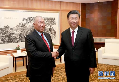 習近平會見全國政協副主席何厚鏵