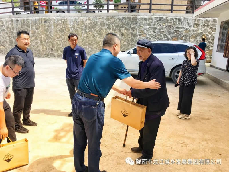 “感黨恩、憶黨史”，--市龍江城鄉發展集團公司開展慶祝建黨99周年主題黨日活動