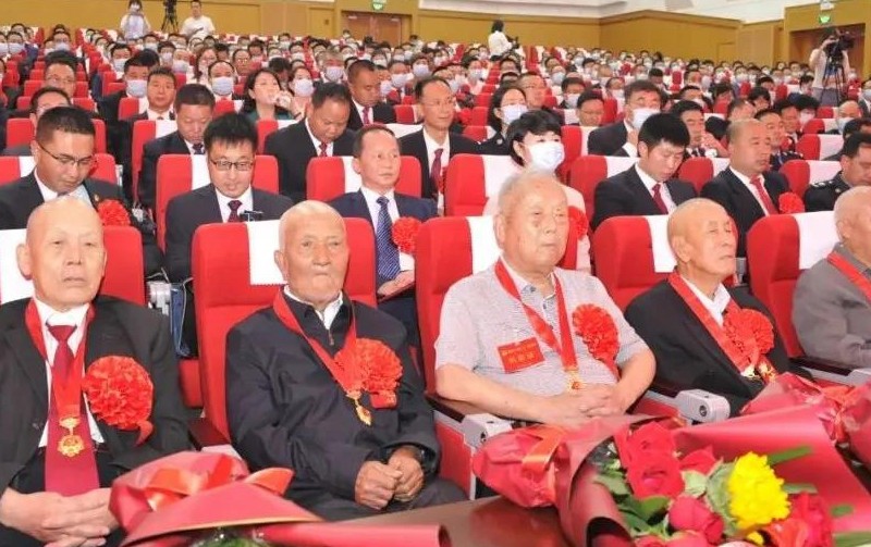 全市“兩優一先”表彰大會隆重召開